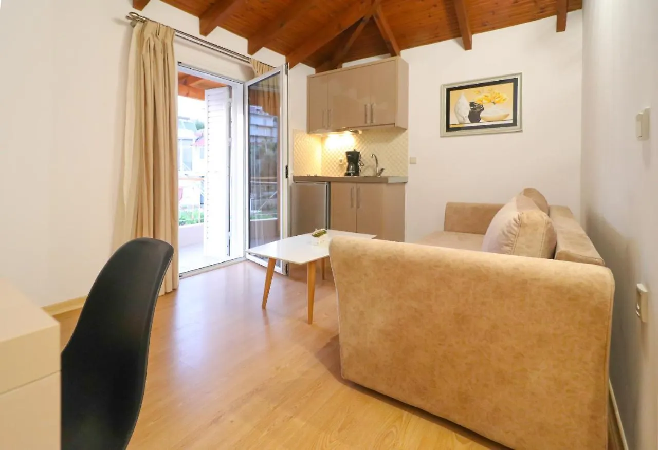 Lido Apartments Himare 0*,