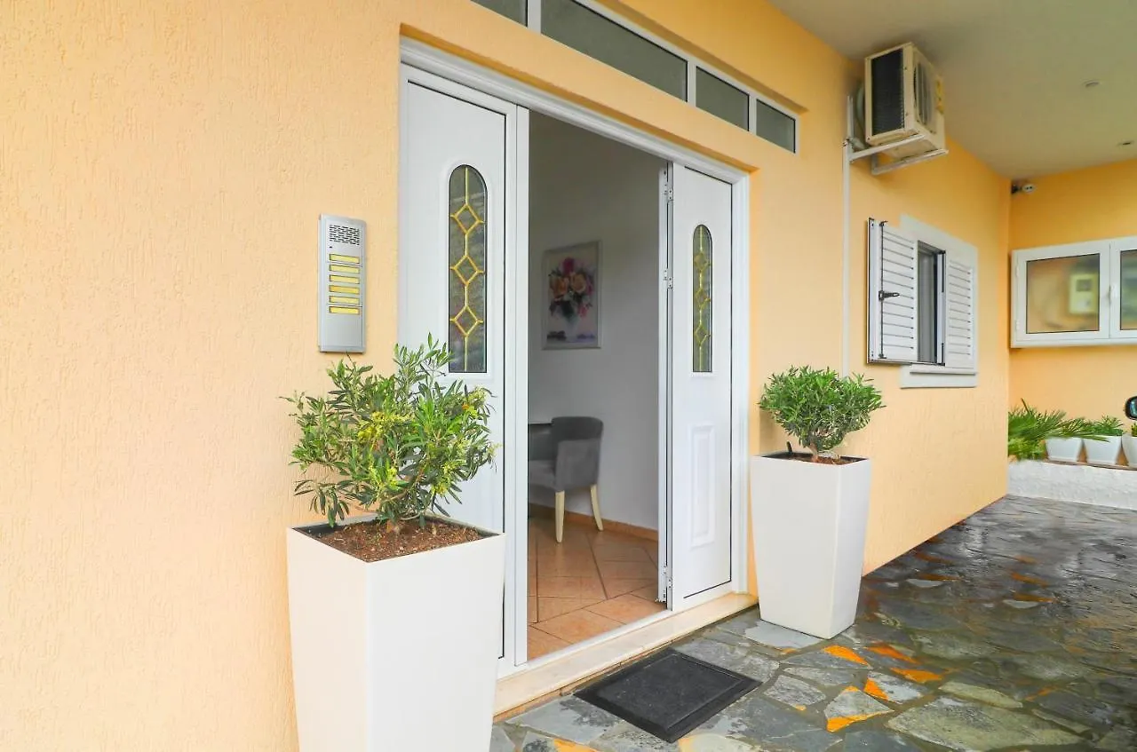 Lido Apartments Himare 0*,