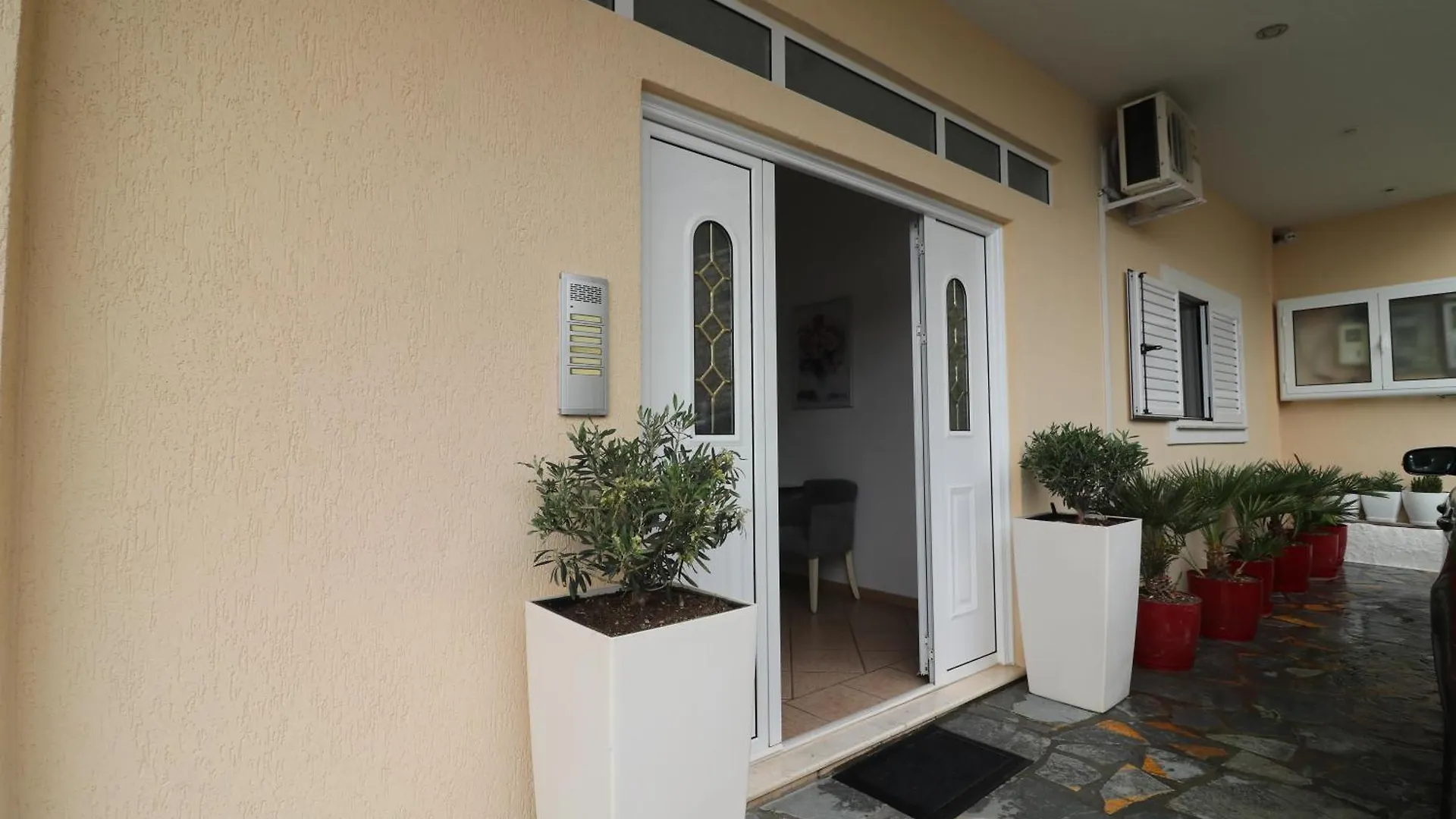 Lido Apartments Himare